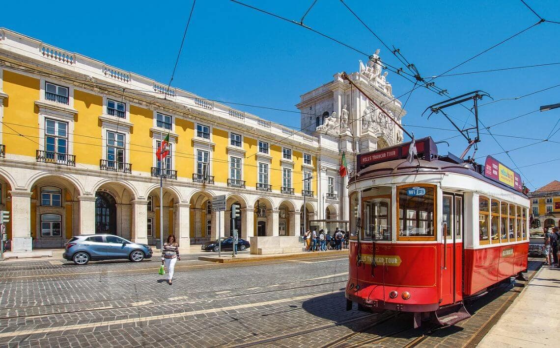 How to get from Nearest Airports to Alvor?