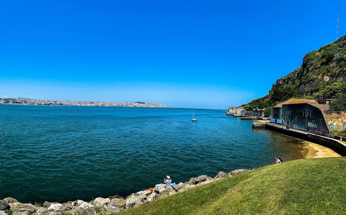 Lisbon Airport to Almada