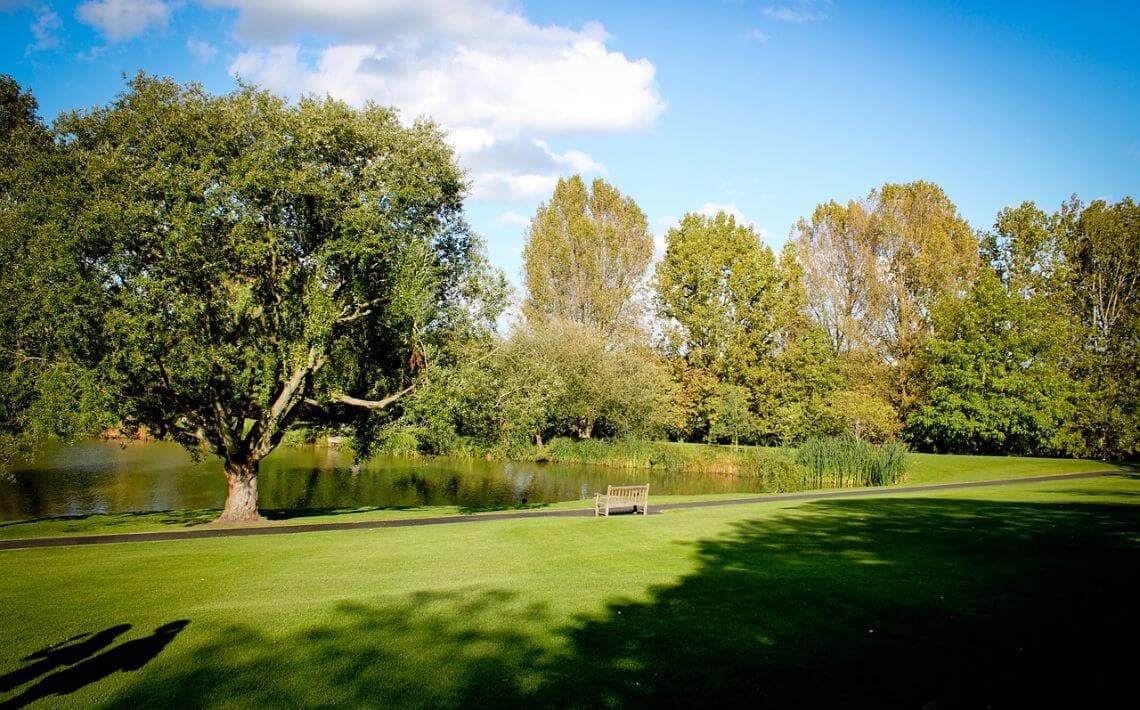 Gateick Airport to Farnham