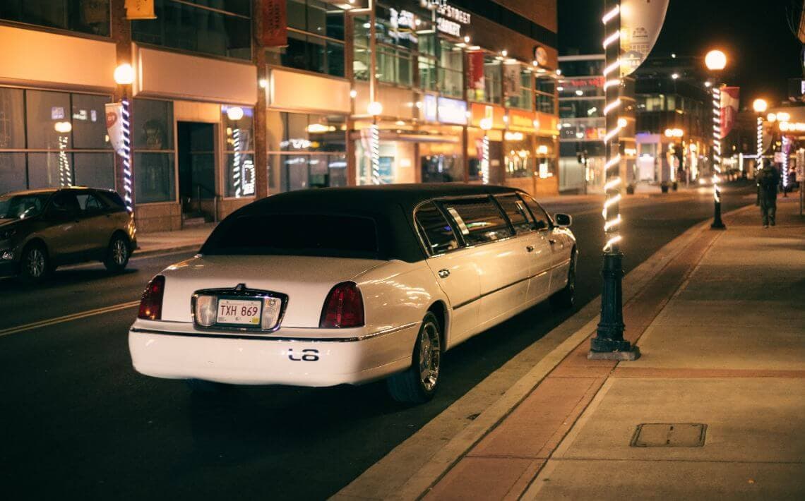 Combien Donner de Pourboire à un Chauffeur de Limousine ?