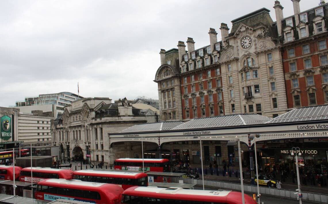 How to Get from Luton Airport to Victoria Station?