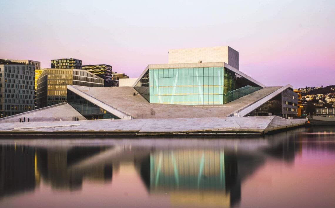 Vom Flughafen Oslo Sandefjord Torp ins Stadtzentrum von Oslo