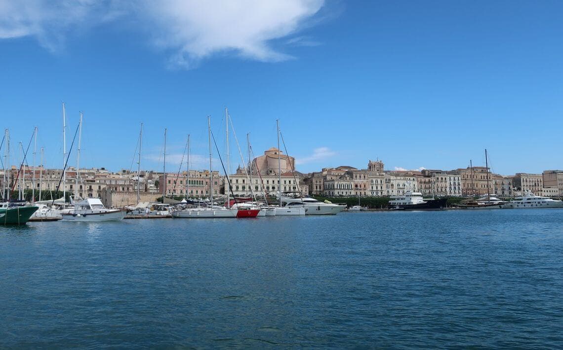Welchen Flughafen sollte man für einen Flug nach Sizilien nutzen?